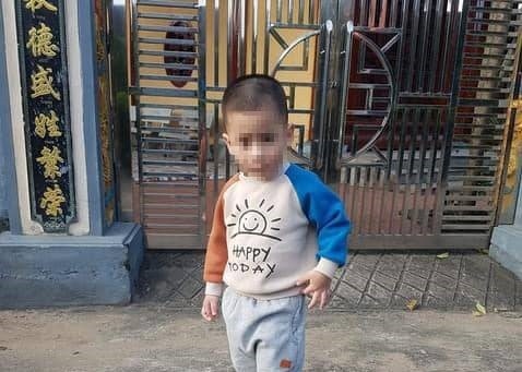 Bé trai 4 tuổi mất tích khi đang chơi trước cổng